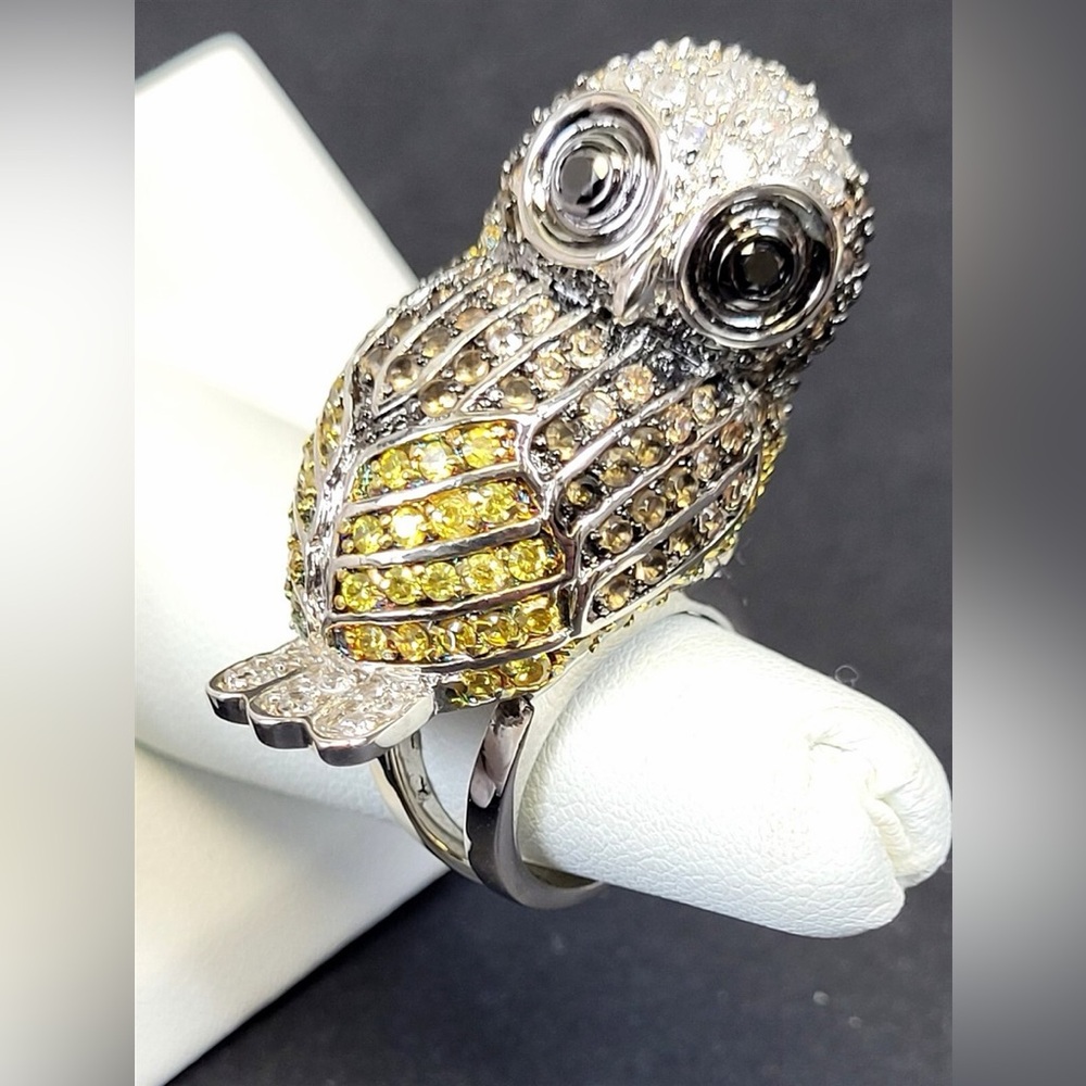 Elegant Silver and Yellow Owl Ring